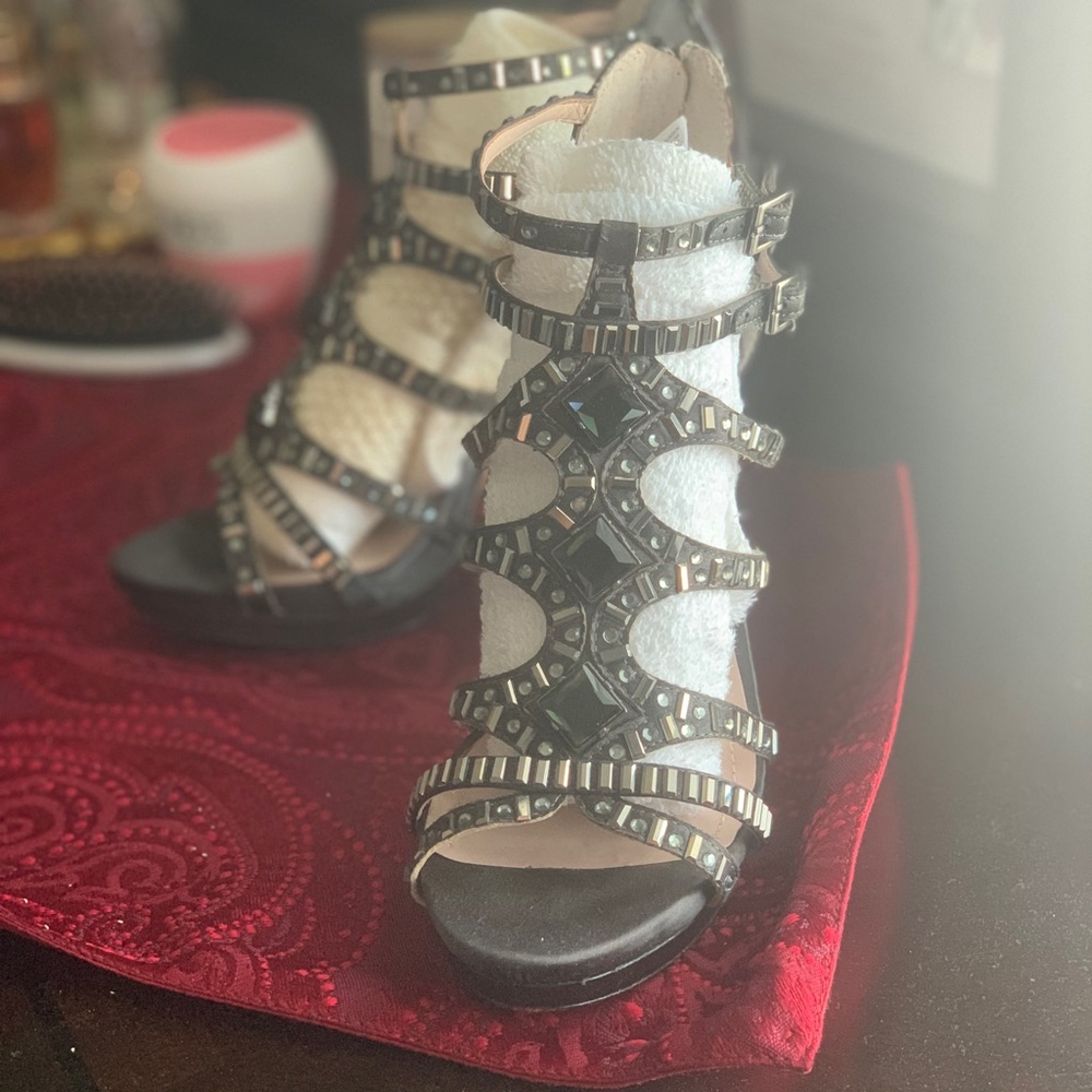 Vince Camuto gray and back heels size 7 1/2